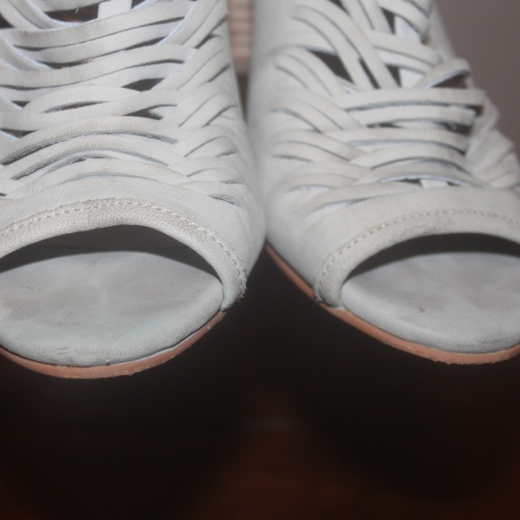 Sam Edelman Holly Shootie Light Gray Leather Interwoven buckle padded sz…9 EUC - Picture 4 of 5